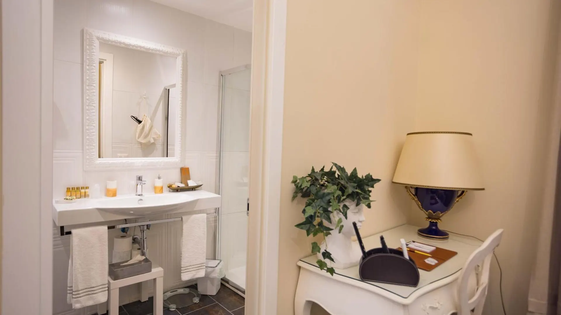 Bed & Breakfast Domus Deorum Napoli
