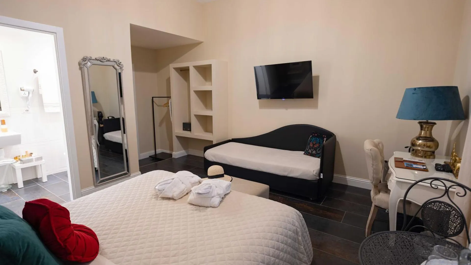 Bed & Breakfast Domus Deorum Naples Italy