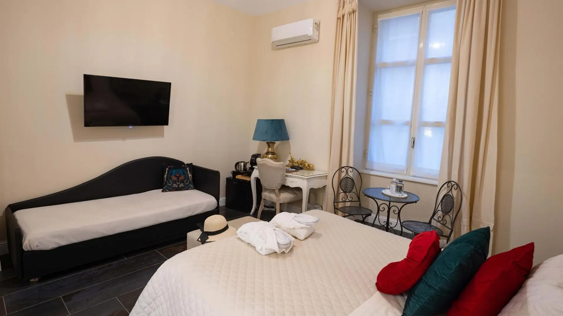 Bed & Breakfast Domus Deorum Naples