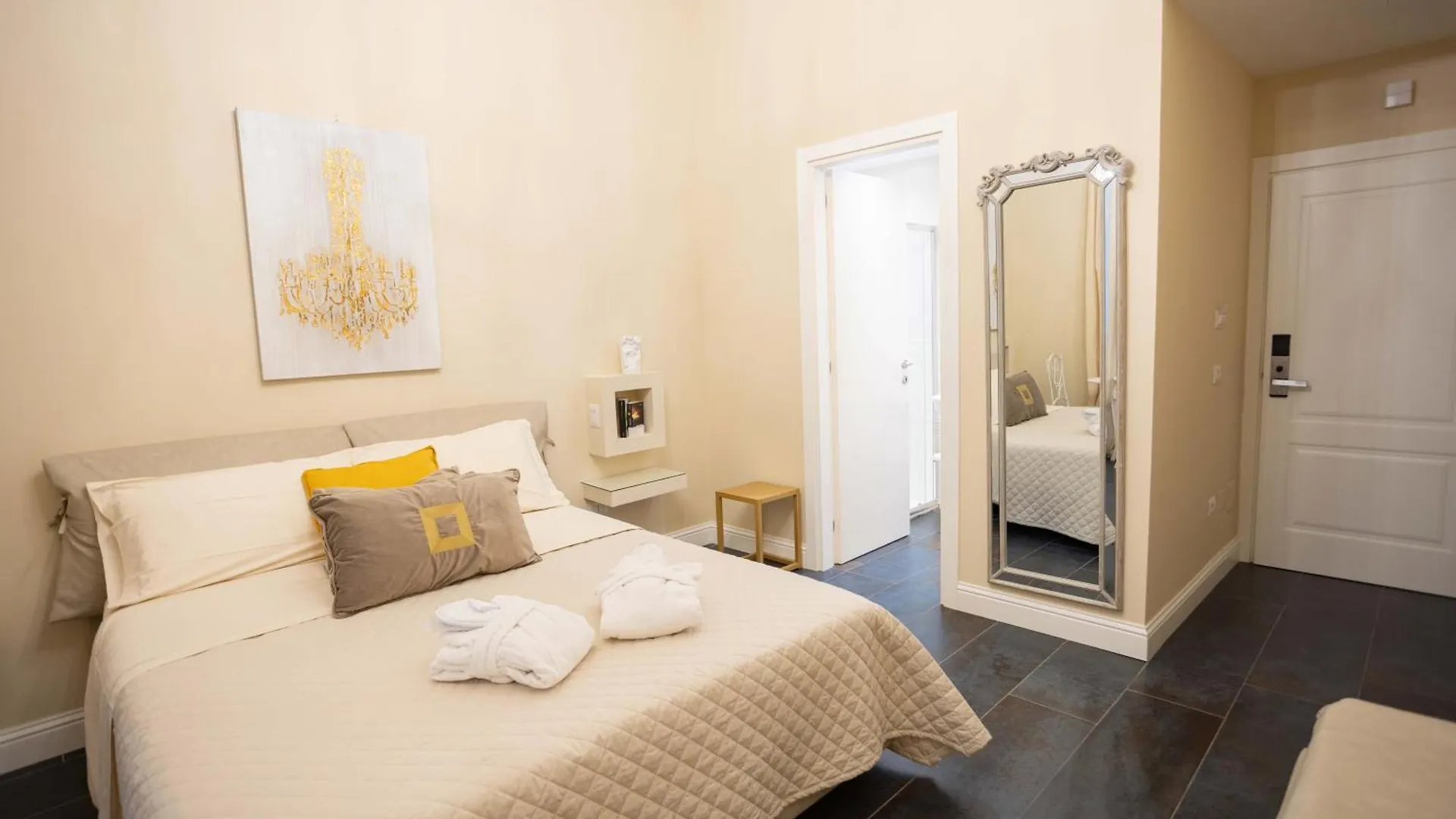 Bed & Breakfast Domus Deorum Napoli Italia